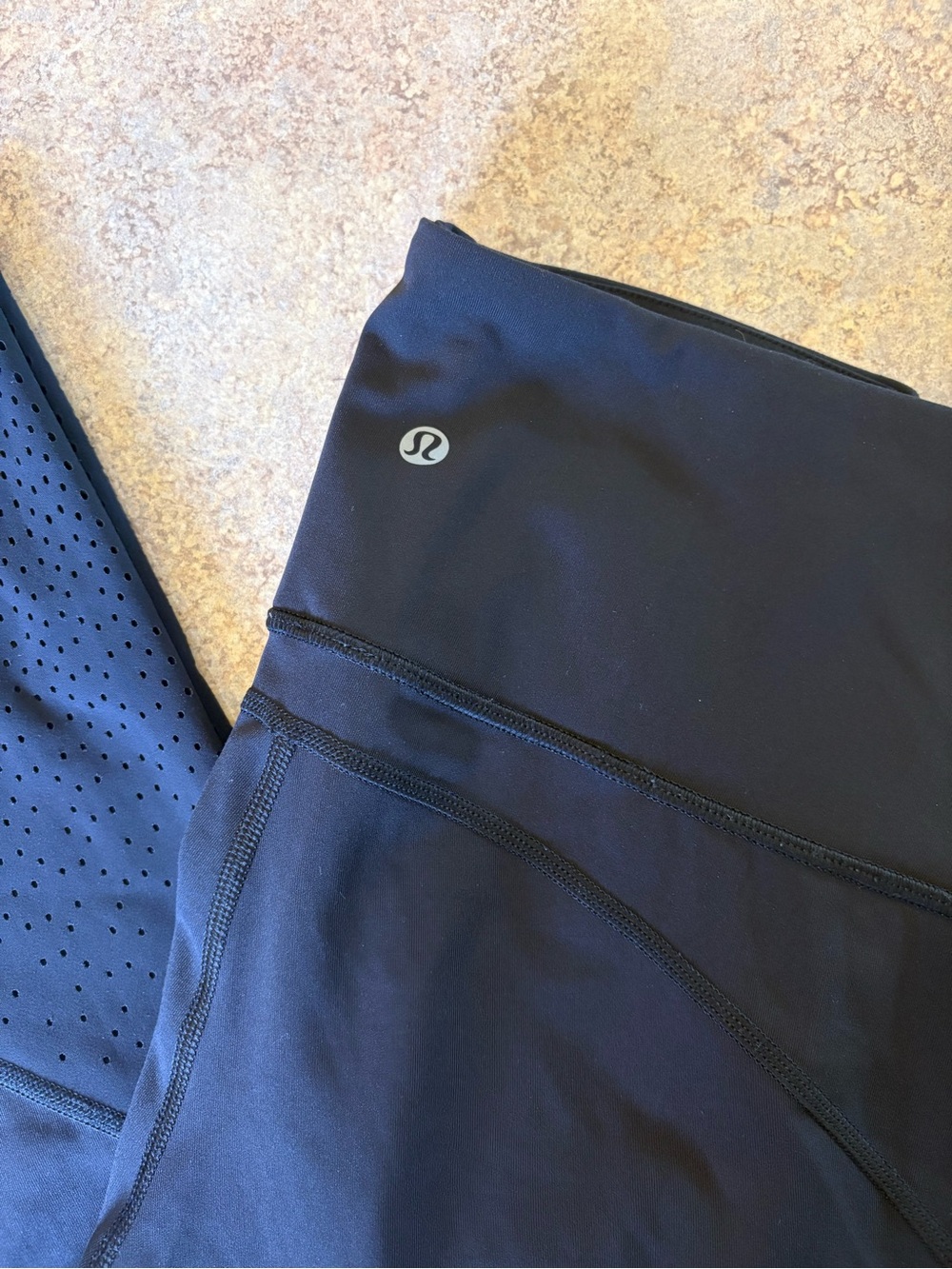 Lululemon Black Run Around Tight Vented Bottoms Luxtreme Leggings 8